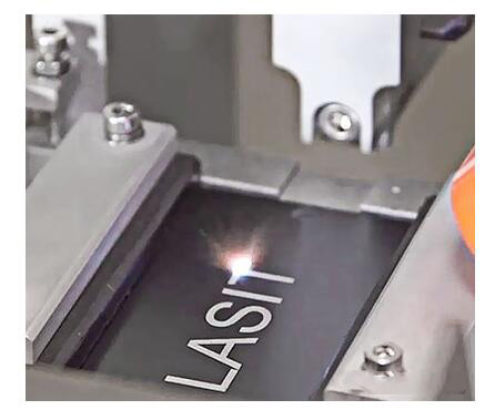 激光打標(biāo)由于穿透材料表面深度更小，因此相比激光雕刻耗時更少，jiag速度更快